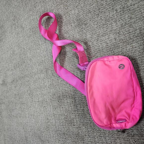Lululmon Everywhere Belt Bag Sonic Pink - Picture 6 of 9